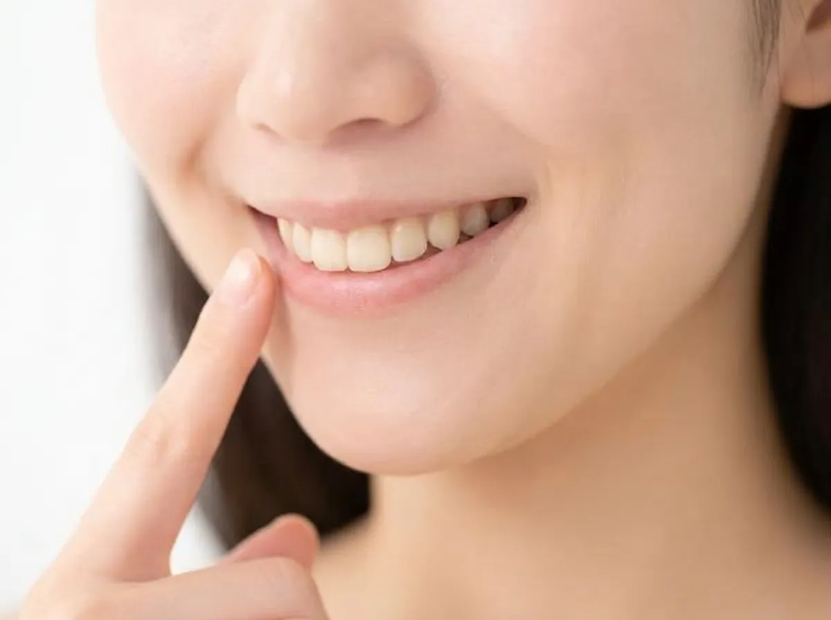 微笑む女性の口もと