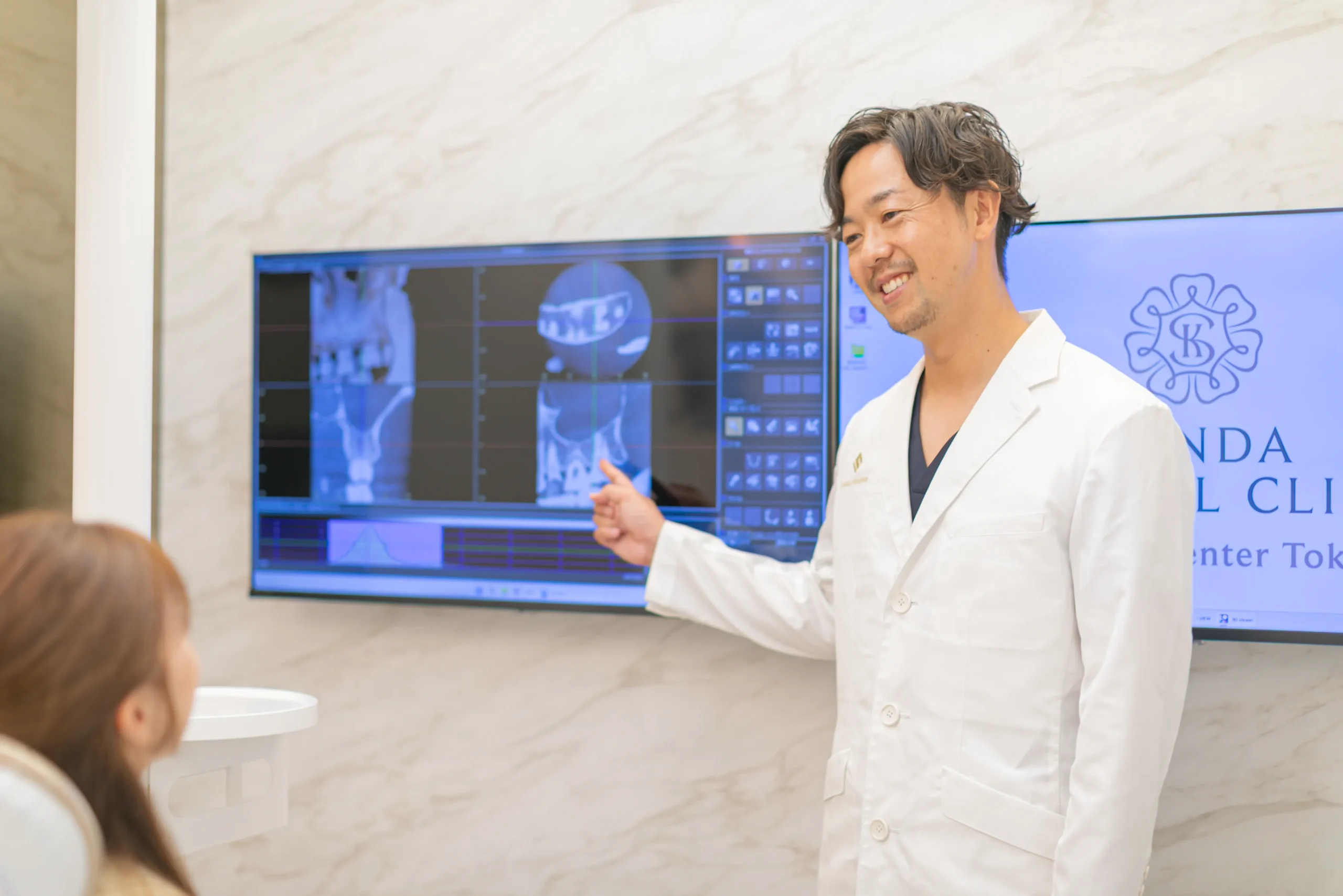 説明する医師